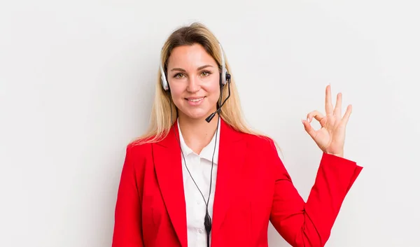 Blond Mooi Vrouw Gevoel Gelukkig Tonen Goedkeuring Met Oke Gebaar — Stockfoto