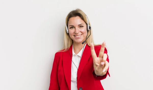 Blonde Hübsche Frau Lächelt Und Sieht Glücklich Aus Gestikuliert Sieg — Stockfoto