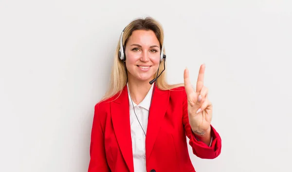 Loira Bonita Mulher Sorrindo Olhando Amigável Mostrando Número Dois — Fotografia de Stock