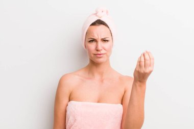 Sarışın, güzel bir kadın kapiş ya da para hareketi yapıyor, sana ödemeni söylüyor.