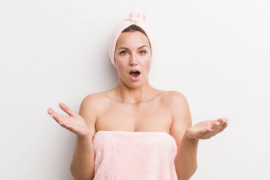 Sarışın, güzel bir kadın inanılmaz bir sürprizle şaşkına dönmüş ve hayrete düşmüştü.