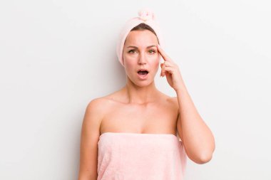 Sarışın, güzel kadın şaşırmış görünüyor, yeni bir düşünce, fikir ya da konsept fark ediyor.