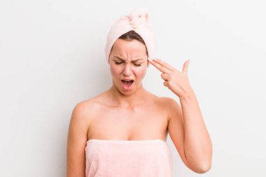 Sarışın, güzel bir kadın mutsuz ve stresli görünüyor. İntihar işareti yapıyor.