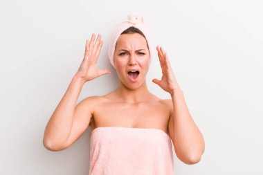 Sarışın, güzel bir kadın ellerini havaya kaldırıp çığlık atıyor.