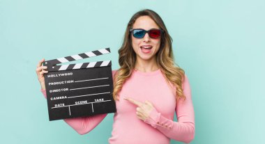 Güzel bir kadın heyecanlı ve şaşırmış görünüyor.