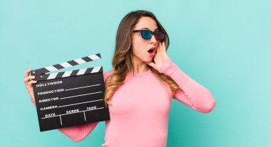 Güzel bir kadın mutlu, heyecanlı ve şaşırmış hissediyor.