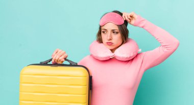 Güzel kadın şaşkın ve kafası karışmış hissediyor, başını kaşıyor.