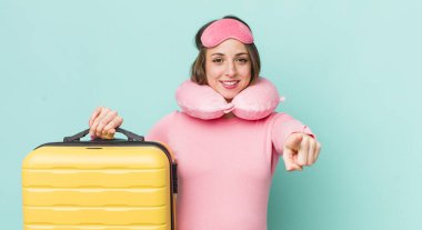 Güzel bir kadın kamerayı işaret ederek seni seçiyor.