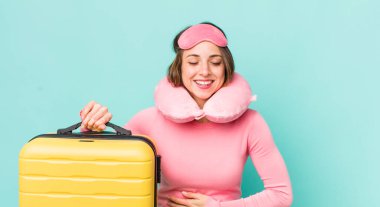 Güzel bir kadın komik bir şakaya yüksek sesle gülüyor.