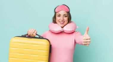 Güzel bir kadın gururlu, olumlu gülümsüyor.