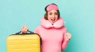 Güzel kadın şokta, gülüyor ve başarıyı kutluyor.