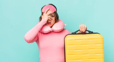 Güzel bir kadın şok olmuş, korkmuş ya da korkmuş görünüyor.