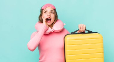 Güzel bir kadın kendini mutlu hisseder. Elleri ağzında bağırır.