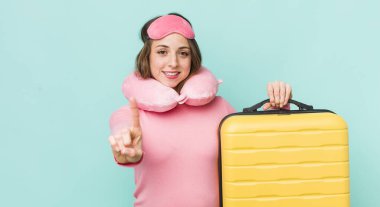 Güzel bir kadın gururla gülümsüyor ve kendinden emin bir numara oluyor.