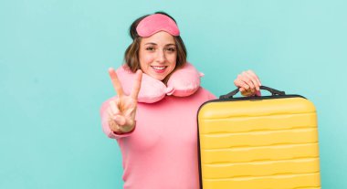 Güzel bayan gülümsüyor ve arkadaş canlısı görünüyor, iki numarayı gösteriyor.