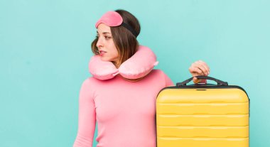 Güzel bir kadın profil görünümünde düşünüyor, hayal ediyor ya da hayal kuruyor.