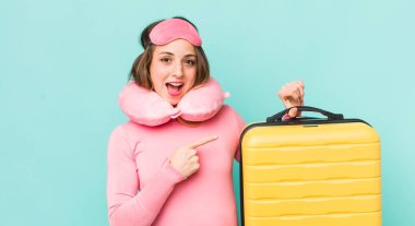 Güzel bir kadın heyecanlı ve şaşırmış görünüyor.