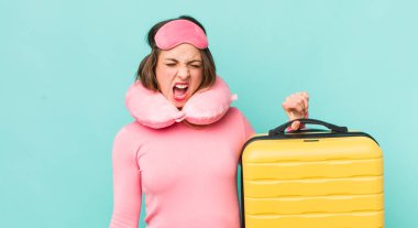 Güzel kadın agresif bir şekilde bağırıyor, çok kızgın görünüyor.