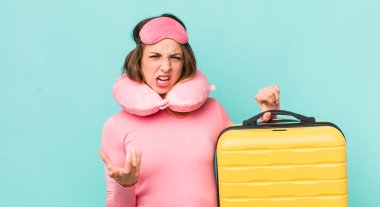 Güzel kadın sinirli, sinirli ve hayal kırıklığına uğramış görünüyor.