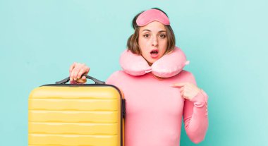 Şok olmuş ve ağzı açık, kendini işaret eden güzel bir kadın.