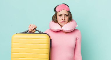 Güzel kadın kafası karışmış ve şaşkın görünüyor.