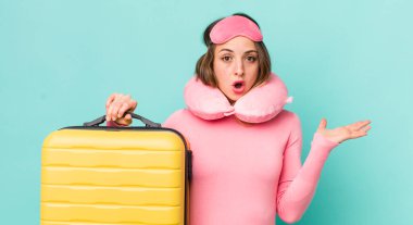 Güzel bir kadın şaşırmış ve şok olmuş görünüyor, çenesi düşmüş bir nesne tutuyor.