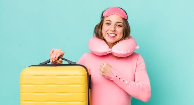 Güzel bir kadın kendini mutlu hisseder ve bir meydan okumayla yüzleşir.