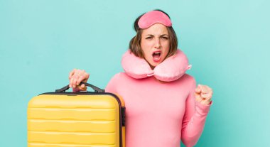 Güzel bir kadın sinirli bir ifadeyle agresif bir şekilde bağırıyor.