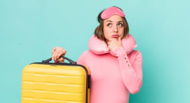 Düşünen, kuşkucu ve kafası karışık güzel bir kadın.