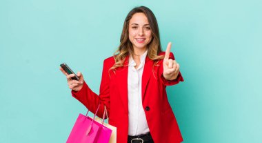 Güzel bir kadın gülümsüyor ve arkadaş canlısı görünüyor.