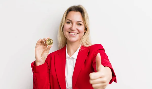Blonde Pretty Woman Feeling Proud Smiling Positively Thumbs — Stockfoto