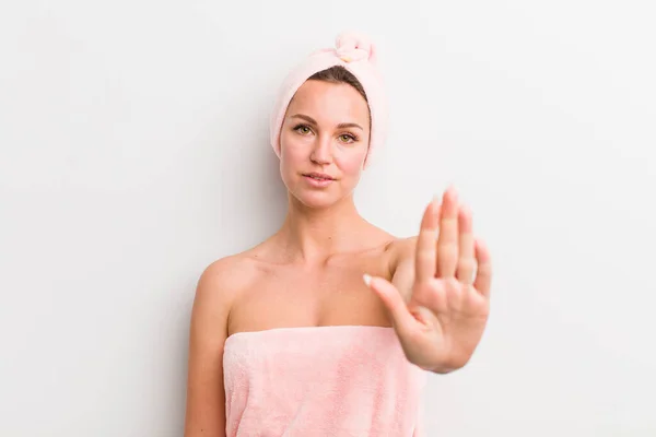 Blond Vacker Kvinna Ser Allvarlig Visar Öppen Handflata Gör Stopp — Stockfoto