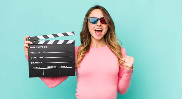 Mujer Bonita Sintiéndose Conmocionada Riendo Celebrando Éxito — Foto de Stock