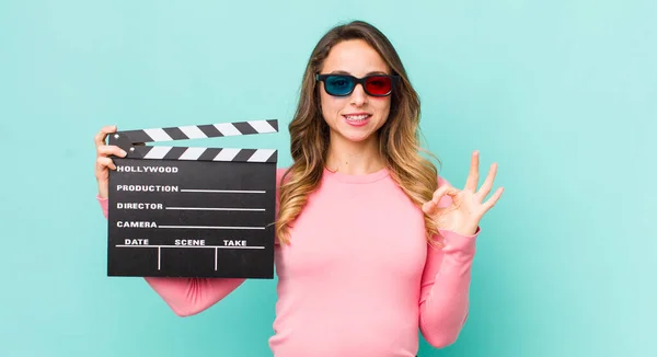 Mulher Bonita Sentindo Feliz Mostrando Aprovação Com Gesto — Fotografia de Stock