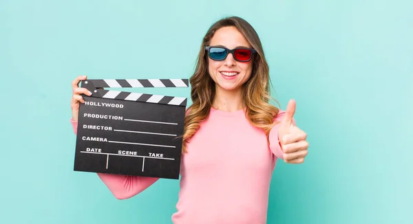 Mulher Bonita Sentindo Orgulhoso Sorrindo Positivamente Com Polegares Para Cima — Fotografia de Stock