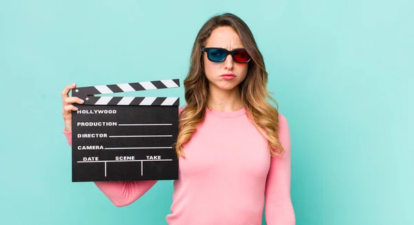 Mujer Bonita Sintiéndose Triste Molesto Enojado Mirando Lado — Foto de Stock