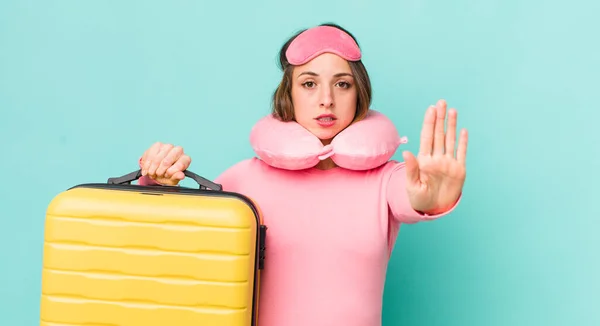 Mulher Bonita Olhando Sério Mostrando Palma Aberta Fazendo Parar Gesto — Fotografia de Stock