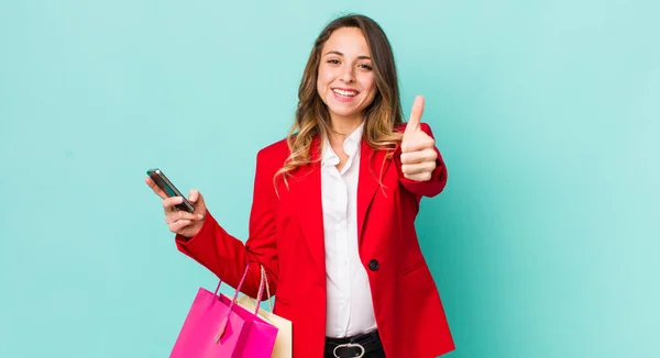 Bella Donna Sentirsi Orgogliosi Sorridendo Positivamente Con Pollici — Foto Stock