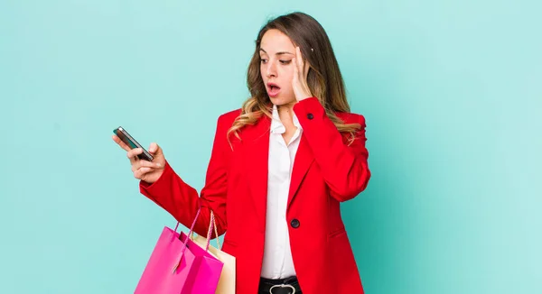 Mooie Vrouw Voelt Zich Gelukkig Opgewonden Verrast — Stockfoto