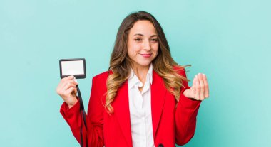 Güzel bir kadın kapiş ya da para yapıyor, sana ödemeni söylüyor.