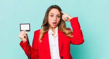 Güzel kadın şaşırmış görünüyor, yeni bir düşünce, fikir ya da konsept fark ediyor.