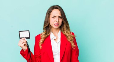 Güzel kadın şaşkın ve şaşkın hissediyor.