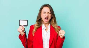 Güzel bir kadın sinirli bir ifadeyle agresif bir şekilde bağırıyor.