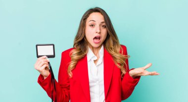 Güzel bir kadın son derece şaşırmış ve şaşırmış hissediyor.