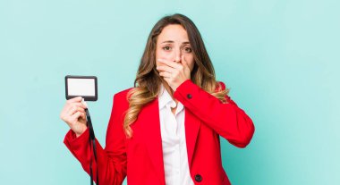 Güzel bir kadın elleri ile ağzını kapatıyor.