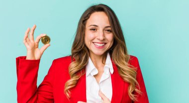 Güzel bir kadın komik bir şakaya yüksek sesle gülüyor.