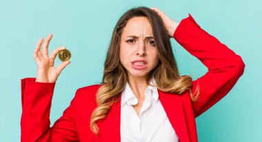 Güzel bir kadın kendini stresli, endişeli ya da korkmuş hissediyor.