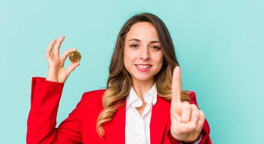 Güzel bir kadın gururla gülümsüyor ve kendinden emin bir numara oluyor.