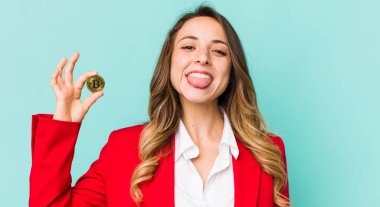 Neşeli ve asi tavırlı, şakacı ve dilsiz güzel bir kadın.