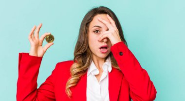 Güzel bir kadın şok olmuş, korkmuş ya da korkmuş görünüyor.